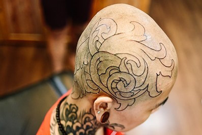 Rùng mình với trào lưu xăm đầu - Ảnh 1 Rung minh voi trao luu xam dau - Anh 1