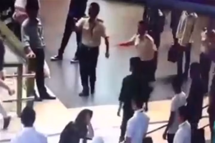 Bị hủy bay vì đến muộn, hành khách đánh nhân viên hàng không