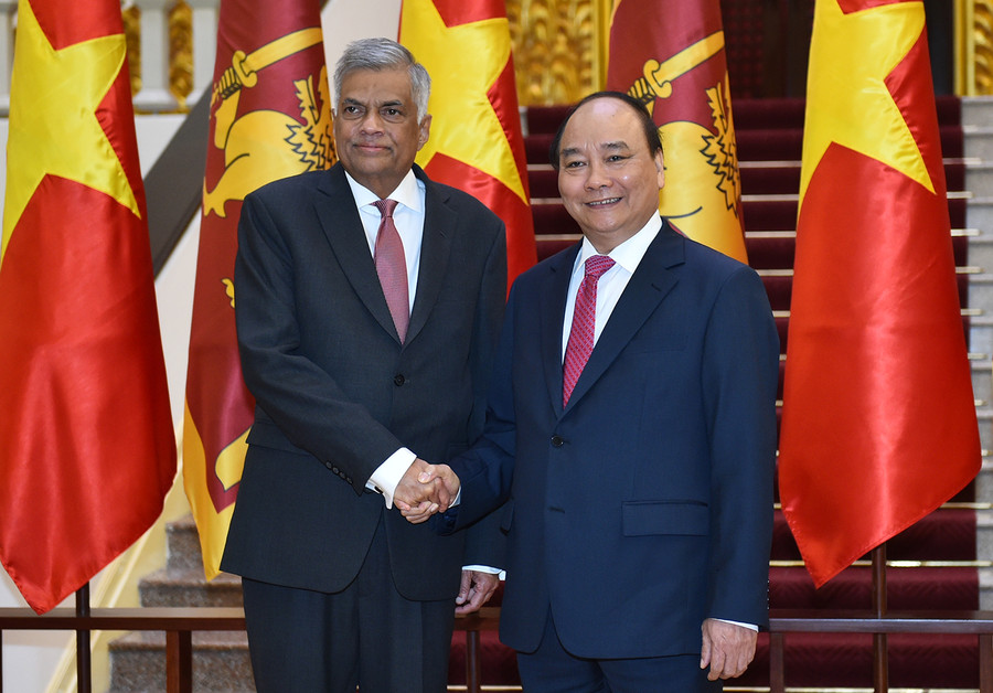 Thủ tướng Nguyễn Xuân Phúc và Thủ tướng Sri Lanka Ranil Wickremesinghe. Ảnh: VGP/Quang Hiếu Thủ tướng Nguyễn Xuân Phúc và Thủ tướng Sri Lanka Ranil Wickremesinghe. Ảnh: VGP/Quang Hiếu