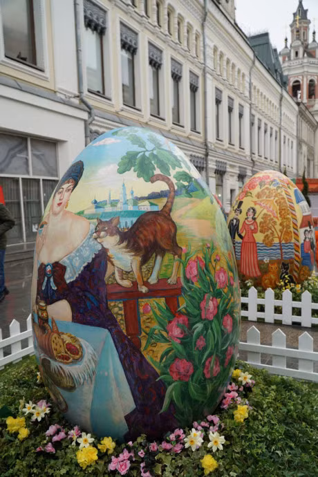 Ngam nhung qua trung khong lo tren duong pho Moscow mua Phuc sinh - Anh 10