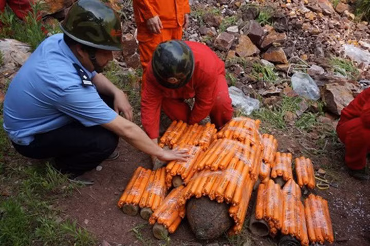 Tiêu hủy bom mìn hóa ra chỉ cần… quấn "xúc xích" xung quanh?