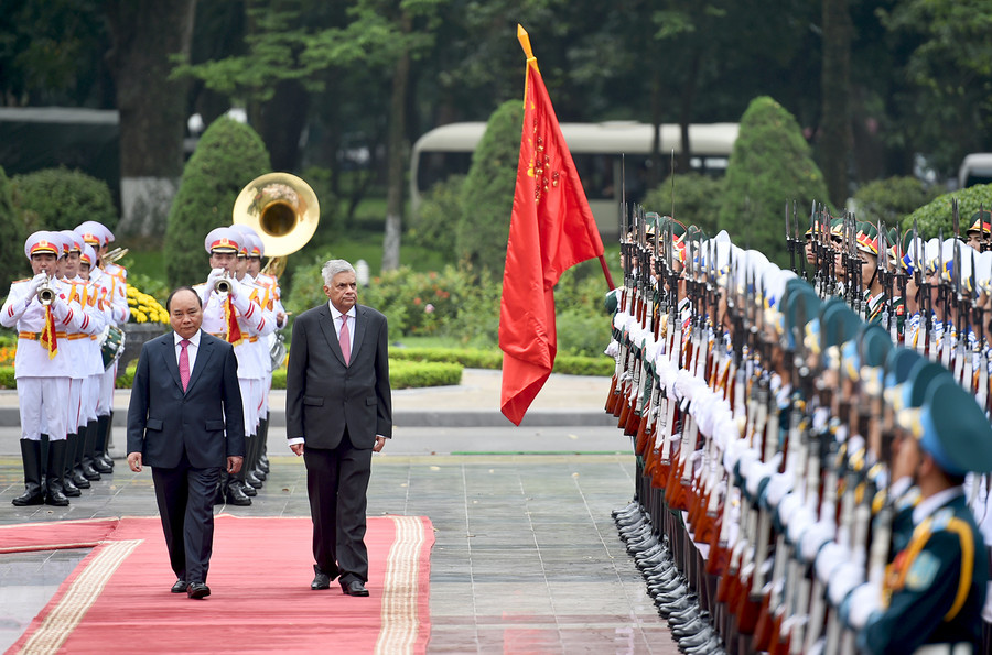Thủ tướng Nguyễn Xuân Phúc và Thủ tướng Sri Lanka Ranil Wickremesinghe duyệt Đội Danh dự. Ảnh: VGP/Quang Hiếu Thủ tướng Nguyễn Xuân Phúc và Thủ tướng Sri Lanka Ranil Wickremesinghe duyệt Đội Danh dự. Ảnh: VGP/Quang Hiếu