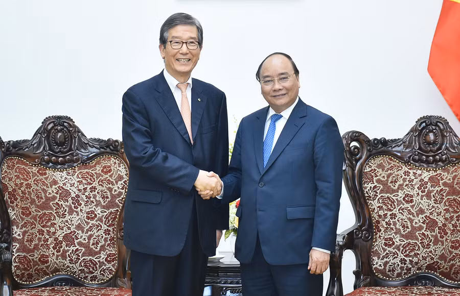 Thủ tướng Chính phủ Nguyễn Xuân Phúc và Chủ tịch kiêm Tổng Giám đốc điều hành Ngân hàng Phát triển Hàn Quốc (KDB) Lee Dong-geol. Ảnh: VGP/Quang Hiếu
