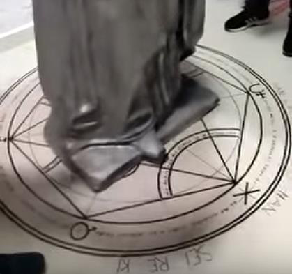 Bi an su mat tich cua nguoi dan ong sau mot du an ki la - Anh 5