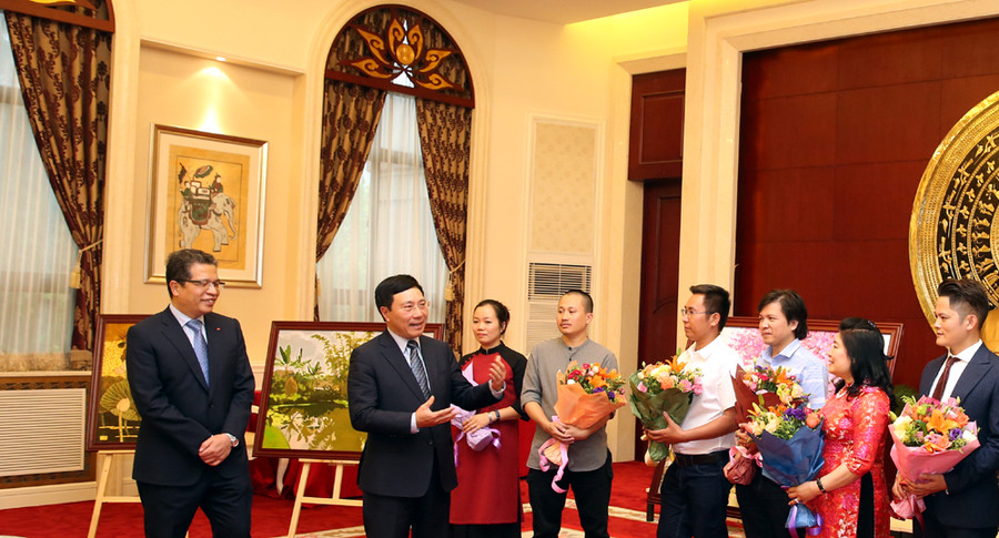 Phó Thủ tướng Phạm Bình Minh nói chuyện với các họa sĩ của chương trình Mỹ thuật Việt Nam và Ngoại giao văn hóa. Ảnh: VGP/Hải Minh