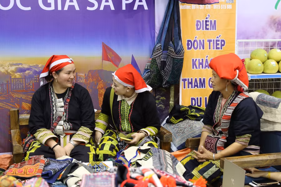 Những cô gái trong trang phục dân tộc Dao Đỏ mang tới cho khách du lịch bản sắc văn hóa Sapa.