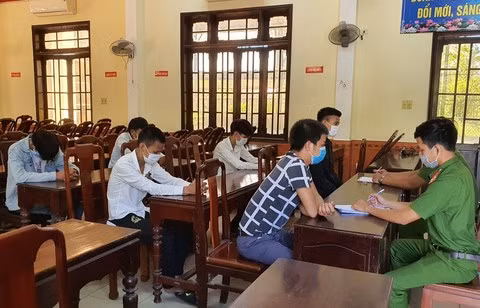 Các đối tượng tại cơ quan Công an.