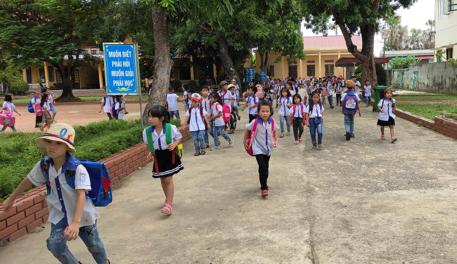 Học sinh tiểu học được miễn học phí, nhưng vẫn còn nhiều khoản đóng góp khác khiến phụ huynh “nơm nớp” lo khi bước vào năm học mới. Học sinh tiểu học được miễn học phí, nhưng vẫn còn nhiều khoản đóng góp khác khiến phụ huynh “nơm nớp” lo khi bước vào năm học mới.