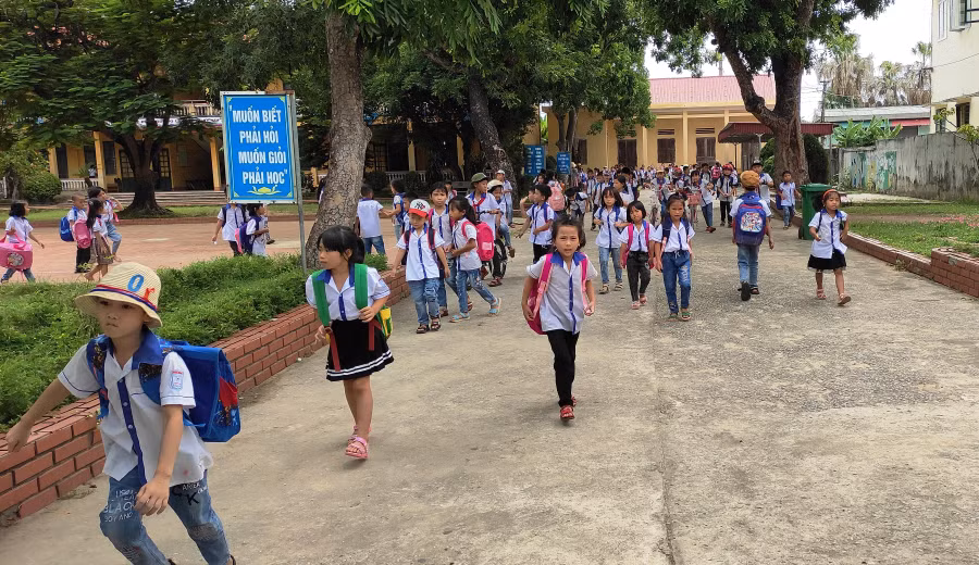 Học sinh tiểu học được miễn học phí, nhưng vẫn còn nhiều khoản đóng góp khác khiến phụ huynh “nơm nớp” lo khi bước vào năm học mới.