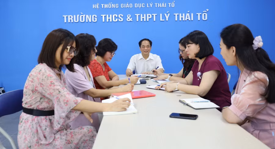 Ban giám hiệu và các thầy cô tổ bộ môn Trường THPT Lý Thái Tổ thảo luận về kế hoạch giáo dục.