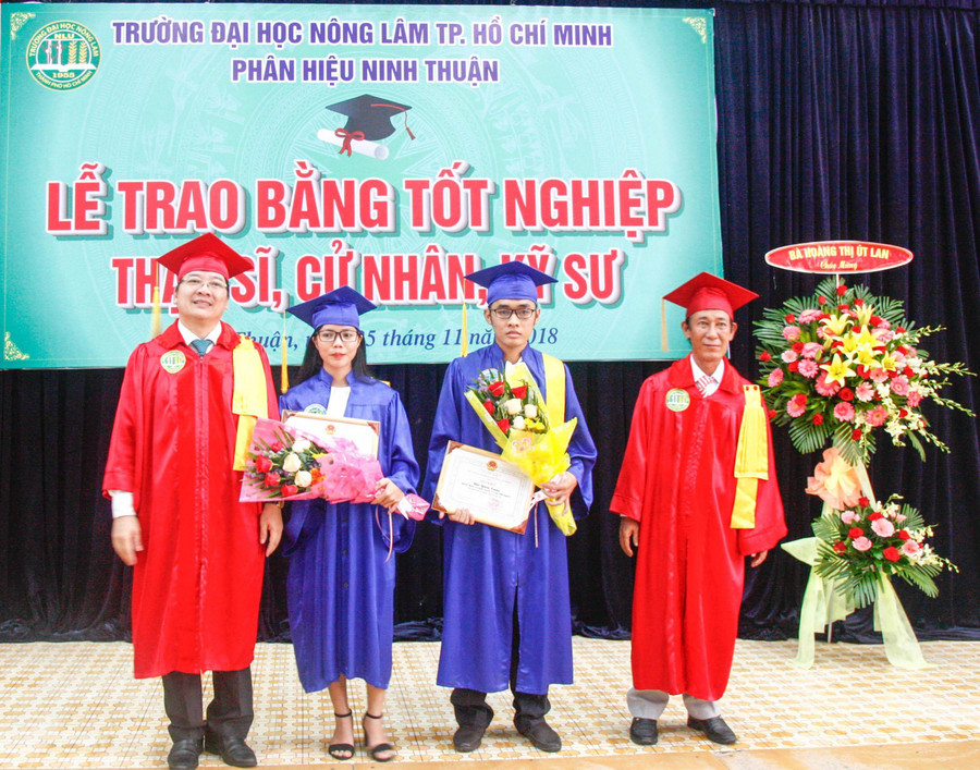 Tân cử nhân phân hiệu Trường ĐH Nông Lâm TPHCM tại Ninh Thuận trong ngày vui tốt nghiệp. Tân cử nhân phân hiệu Trường ĐH Nông Lâm TPHCM tại Ninh Thuận trong ngày vui tốt nghiệp.