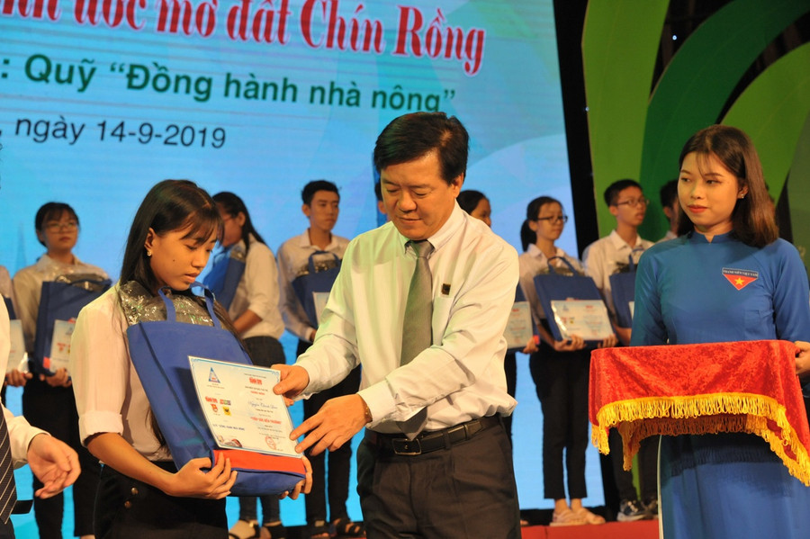 Đại diện Công ty Cổ phần phân bón Bình Điền trao học bổng cho tân sinh viên Đại diện Công ty Cổ phần phân bón Bình Điền trao học bổng cho tân sinh viên