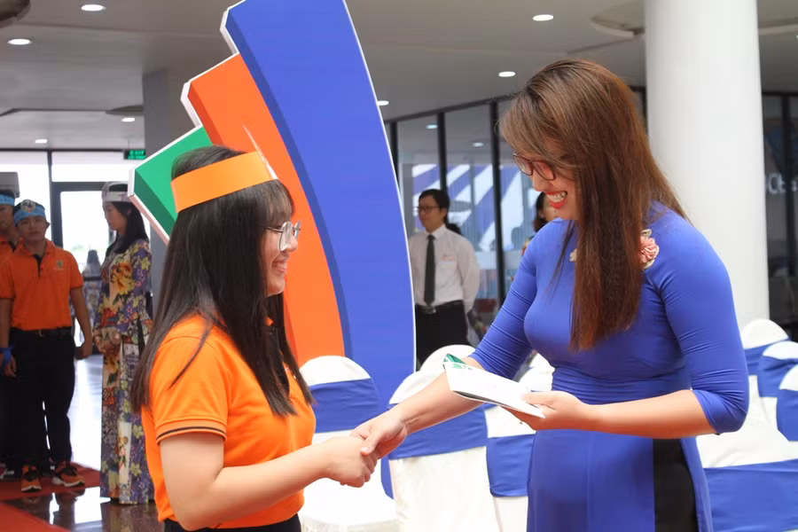 Cô Nguyễn Thị Uyên Thúy - Hiệu trưởng Trường THPT FPT Cần Thơ chào đón học sinh khóa 1. Cô Nguyễn Thị Uyên Thúy - Hiệu trưởng Trường THPT FPT Cần Thơ chào đón học sinh khóa 1.