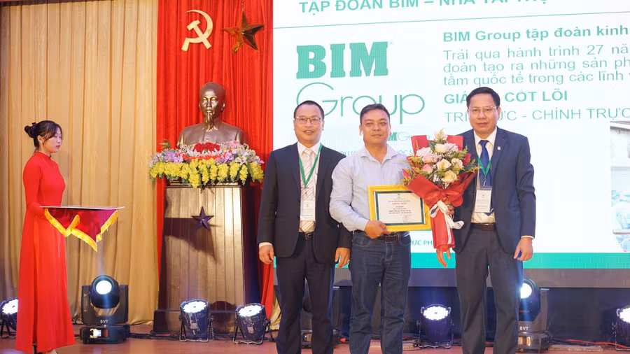 PGS.TS. Trần Thanh Đức, Hiệu trưởng Trường Đại học Nông lâm tặng hoa cho các nhà tài trợ.