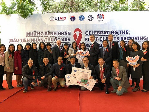 Các đại biểu tham dự buổi lễ chụp ảnh lưu niệm