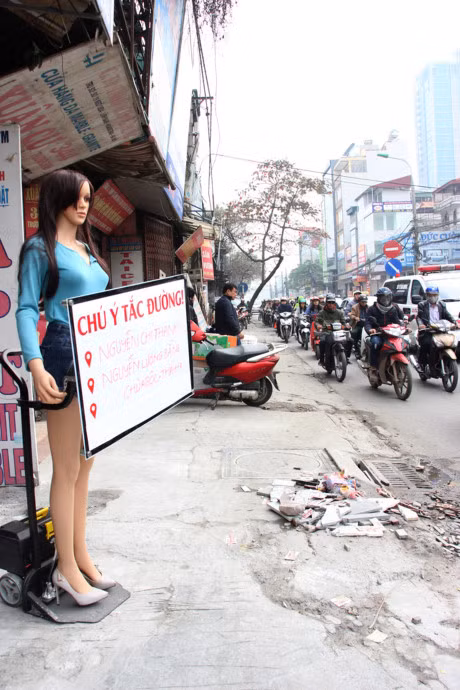 Xuat hien robot canh bao tac duong tai Ha Noi - Anh 3