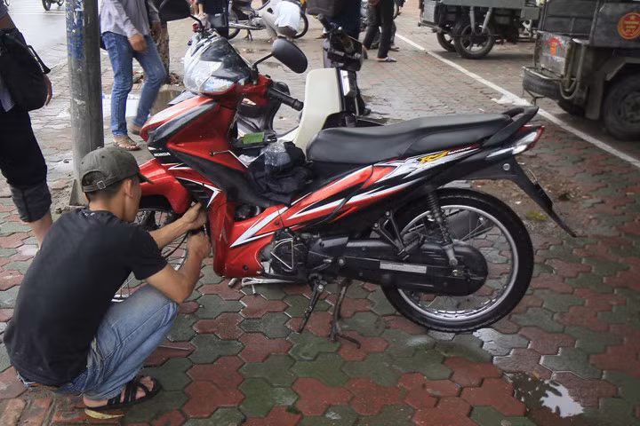 Những “chiêu” móc túi của thợ sửa xe máy trong dịp Tết (29 Tết)