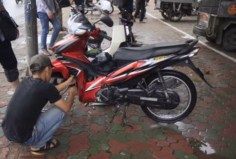 Nhung “chieu” moc tui cua tho sua xe may trong dip tet (29 Tet) - Anh 2