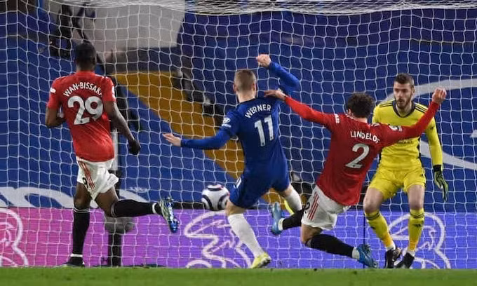 Lindelof phá bóng trước mũi giày của Werner. Hàng thủ hai đội có một trận đấu thành công Ảnh: AFP.