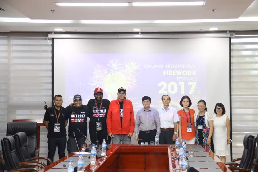 Ban Giám khảo DIFF2017gồm: họa sĩ, nhạc sĩ nổi tiếng tại Việt Nam, đại diện các Đại sứ quán, Trung tâm văn hoá nước ngoài và các tổ chức quốc tế am hiểu về các loại hình nghệ thuật.