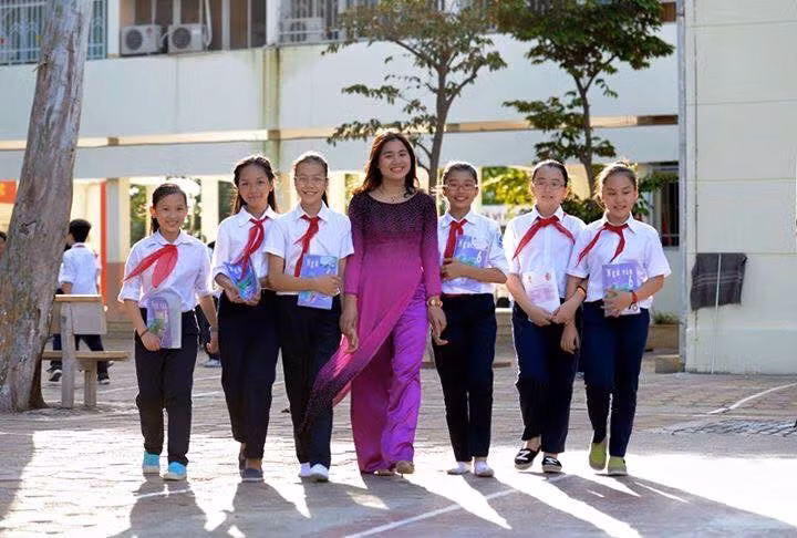 Cô Hoàng Tuệ Minh và học sinh Trường THCS Giảng Võ