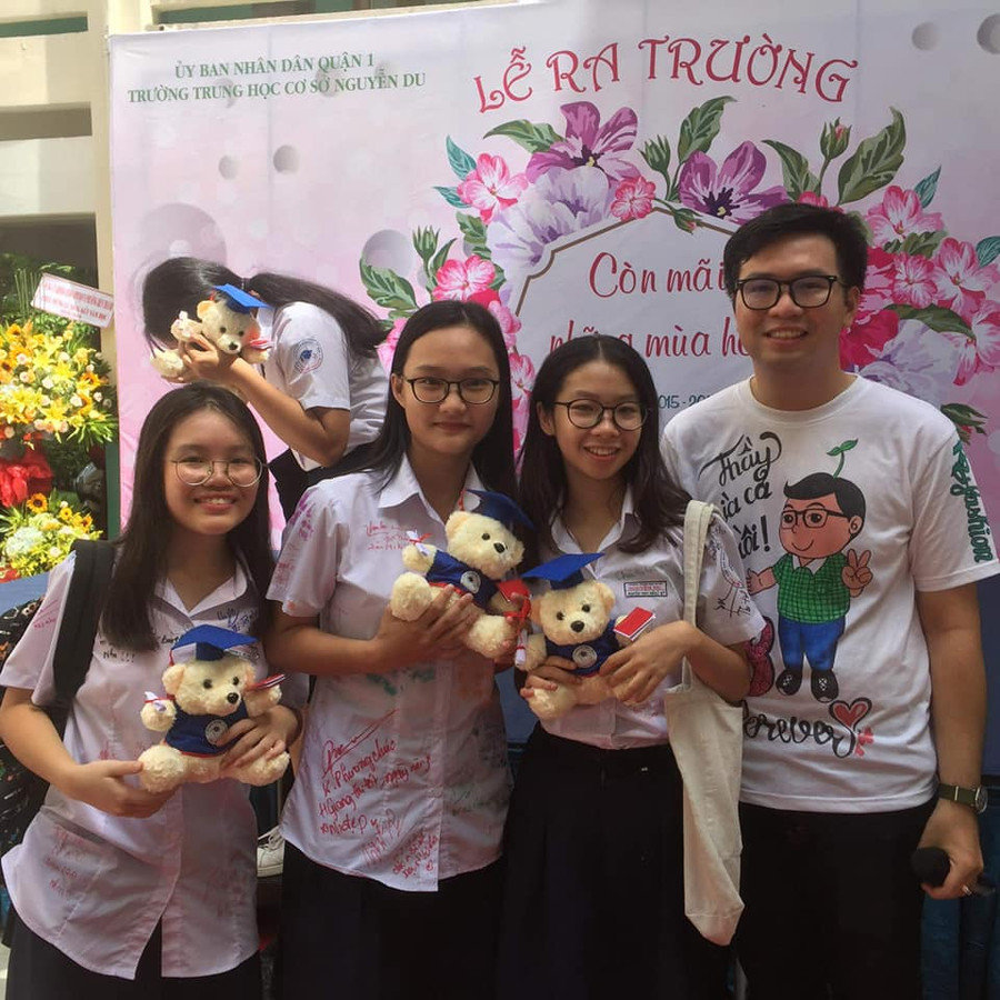 Thầy Võ Kim Bảo và học sinh khối 9 trong Lễ ra trường Thầy Võ Kim Bảo và học sinh khối 9 trong Lễ ra trường