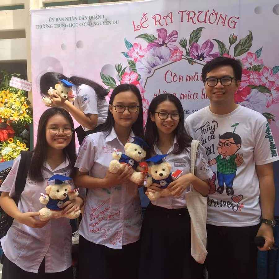 Thầy Võ Kim Bảo và học sinh khối 9 trong Lễ ra trường Thầy Võ Kim Bảo và học sinh khối 9 trong Lễ ra trường