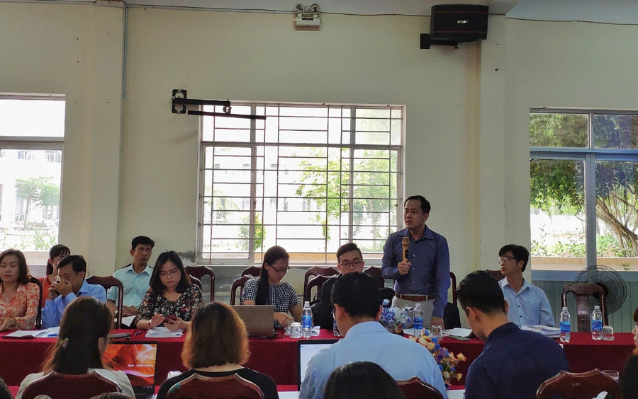 PGS.TS Huỳnh Văn Sơn - Phó Hiệu trưởng Trường ĐH Sư phạm TPHCM phát biểu tại hội thảo PGS.TS Huỳnh Văn Sơn - Phó Hiệu trưởng Trường ĐH Sư phạm TPHCM phát biểu tại hội thảo