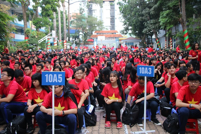 Sân trường Nguyễn Du nhuộm màu đỏ sáng nay