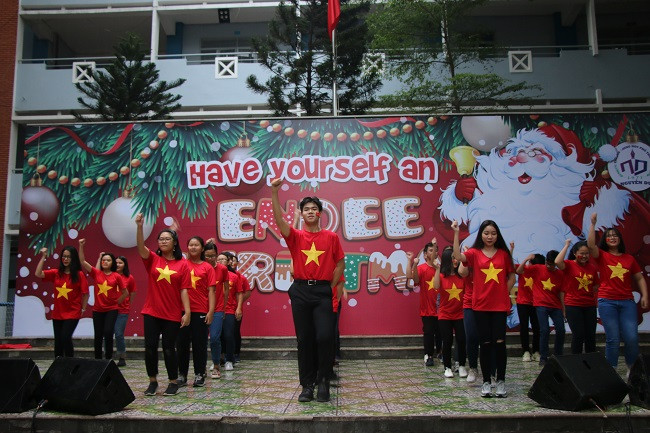 Cùng biểu diễn tiết mục sôi động