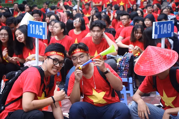 Học sinh Trường THPT Nguyễn Du hào hứng trước trận chung kết lượt đi AFF Cup 2018