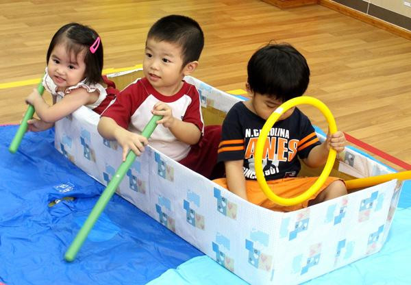 Cha mẹ nên có những món quà nhỏ động viên khi trẻ chăm làm việc nhà. Ảnh minh họa.