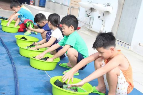 Trẻ sẽ trở nên có trách nhiệm hơn khi được giao việc. Ảnh minh họa.