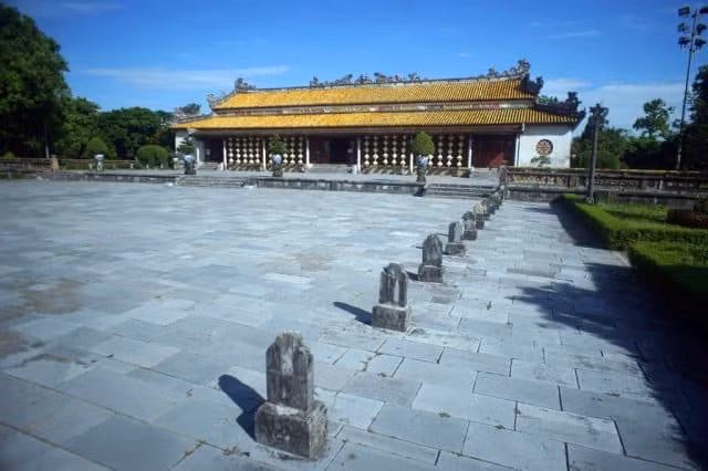 Trên sân Đại Triều Nghi trước điện Thái Hòa ở kinh đô Huế, có biển quy định các cấp bậc quan văn xếp hàng bên trái, quan võ xếp hàng bên phải theo thứ bậc. Ảnh minh họa.