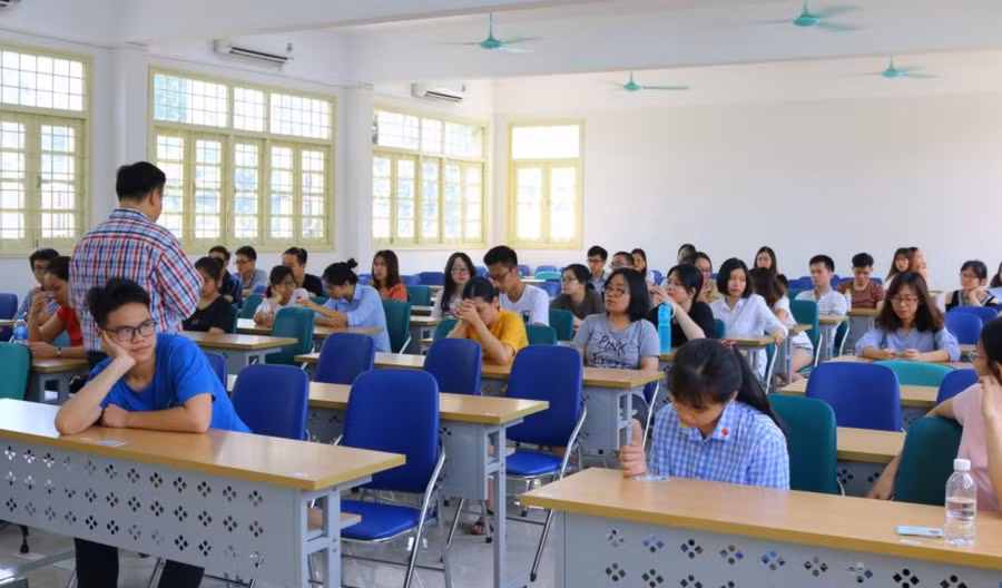 Sinh viên thi thử chứng chỉ IELTS. Ảnh: TG