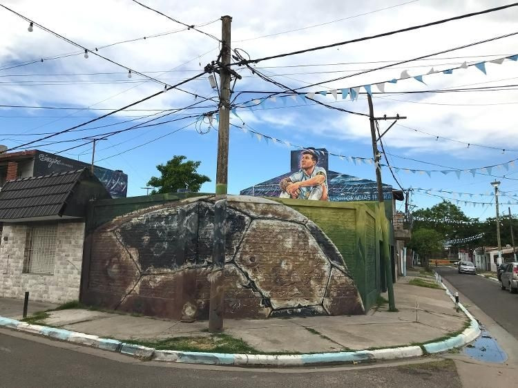 Bức tranh tường tại ngôi nhà của Messi thời thơ ấu ở Rosario (Argentina). Bức tranh tường tại ngôi nhà của Messi thời thơ ấu ở Rosario (Argentina).