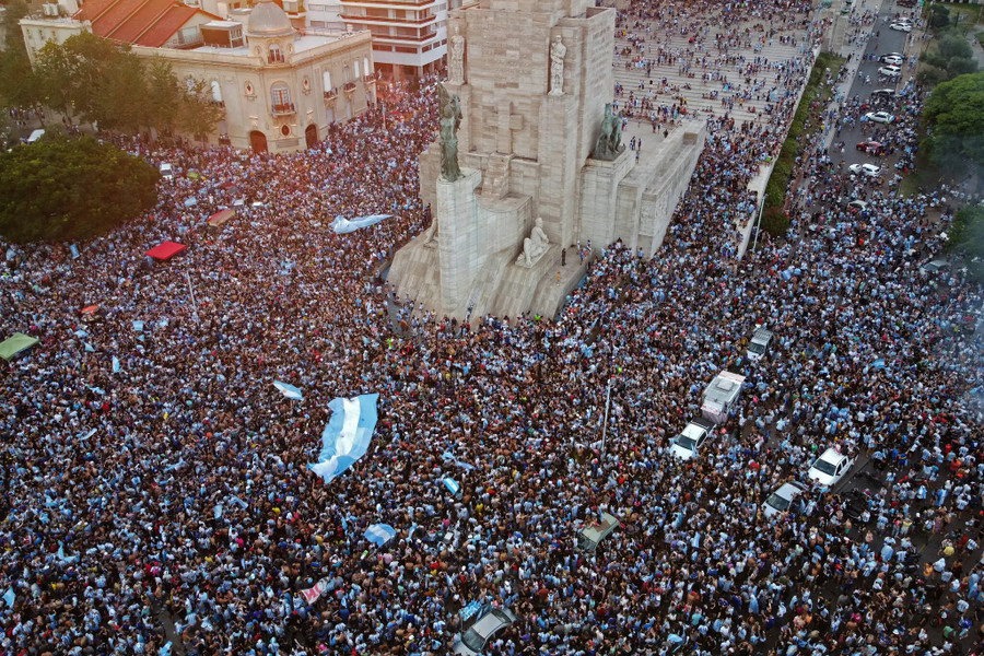 Người dân Argentina đổ ra đường ăn mừng chức vô địch World Cup 2022. Người dân Argentina đổ ra đường ăn mừng chức vô địch World Cup 2022.