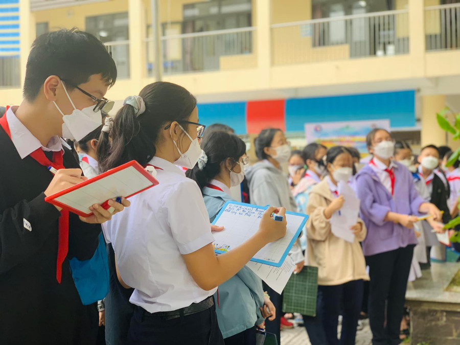 Học sinh Trường THCS Chu Văn An (quận Thanh Khê, TP Đà Nẵng) ghi chép các thông tin liên quan đến chủ quyền biển đảo tại triển lãm lưu động Hoàng Sa là của Việt Nam. Học sinh Trường THCS Chu Văn An (quận Thanh Khê, TP Đà Nẵng) ghi chép các thông tin liên quan đến chủ quyền biển đảo tại triển lãm lưu động Hoàng Sa là của Việt Nam.