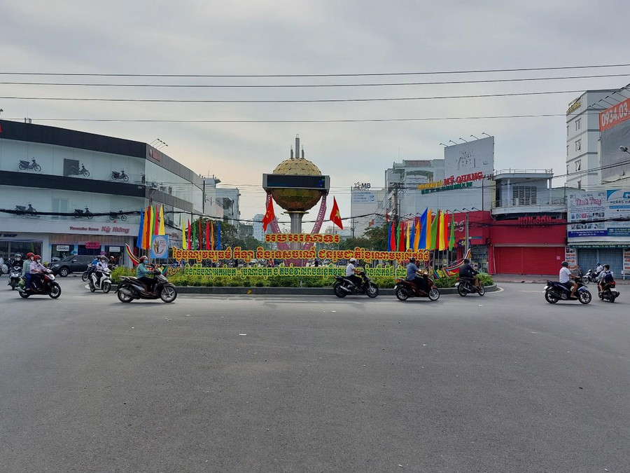 Đường phố ở TP Sóc Trăng được trang trí chuẩn bị cho ngày hội. Đường phố ở TP Sóc Trăng được trang trí chuẩn bị cho ngày hội.