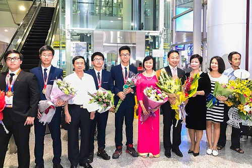 Đón đoàn trở về trong niềm vui chiến thẳng Đón đoàn trở về trong niềm vui chiến thẳng