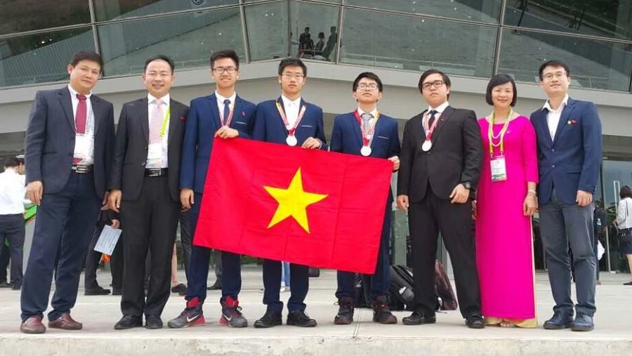 PGS. TS Đào Thị Phương Diệp cùng đoàn Olympic Hóa học 2017