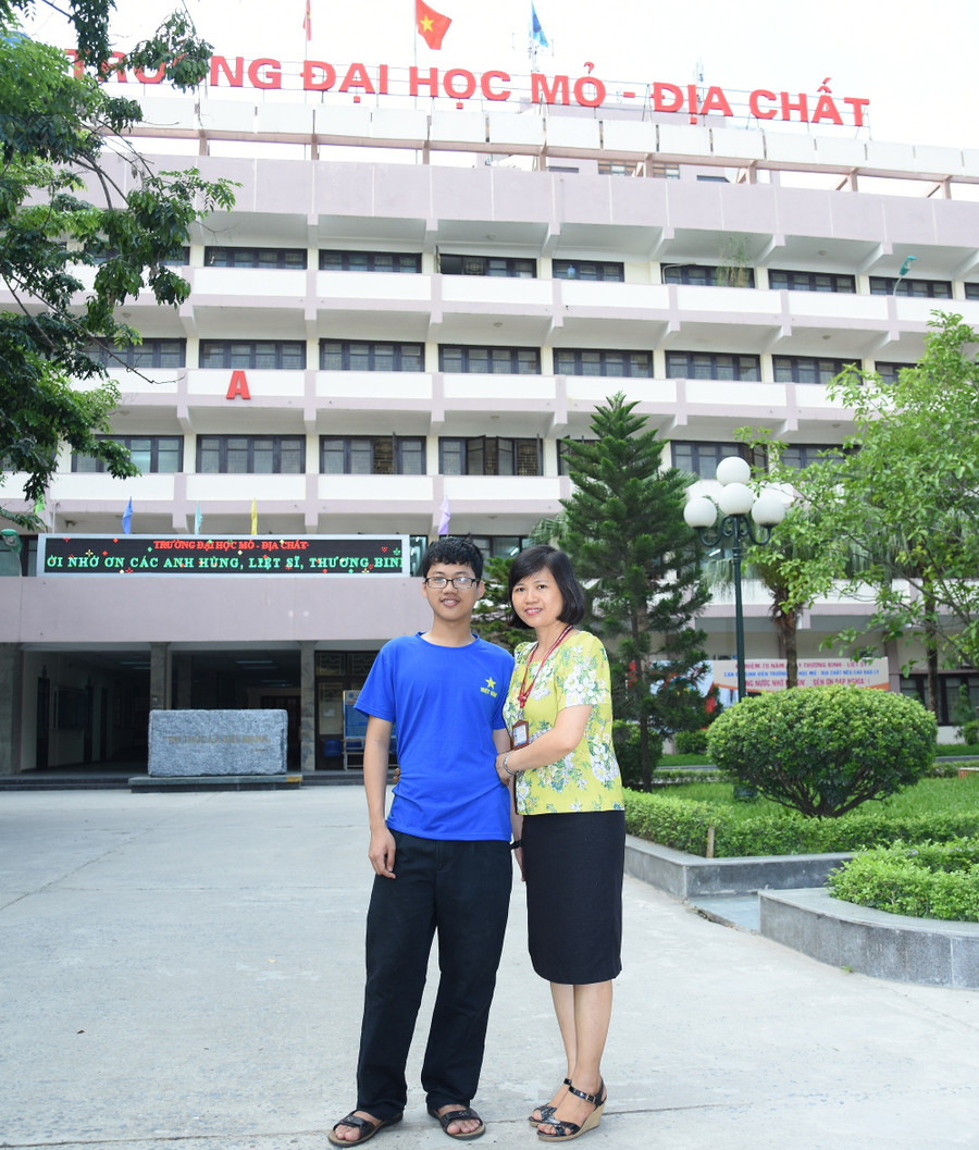 Đinh Anh Dũng và mẹ Vân Anh tại Trường ĐH Mỏ Địa chất