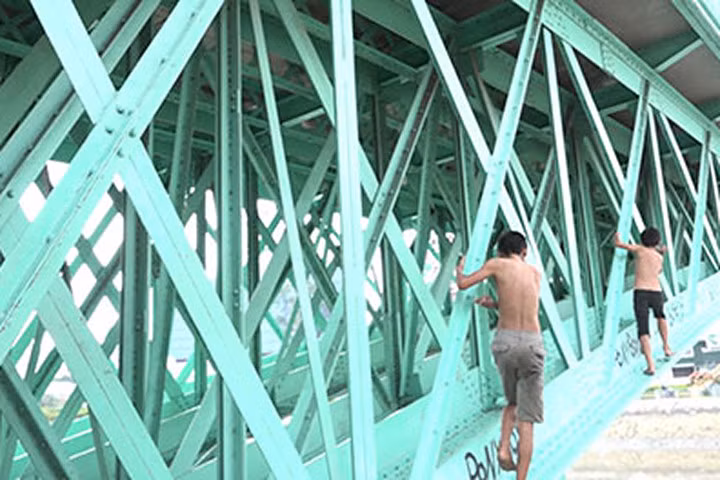 Sự thật về những đứa trẻ sống dưới gầm cầu