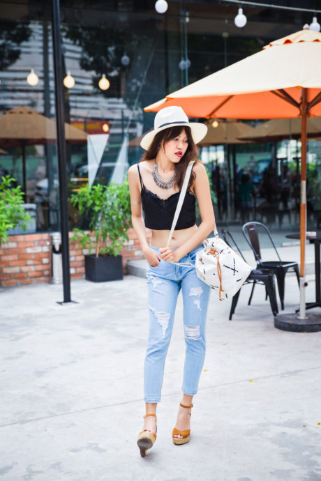 Streetstyle giới trẻ hai miền: đen trắng, đen trắng và… đen trắng! - Ảnh 10 Streetstyle gioi tre hai mien: den trang, den trang va… den trang! - Anh 10