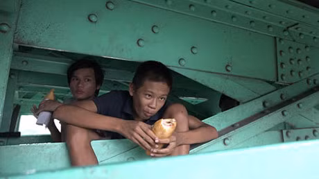 Su that ve nhung dua tre song duoi gam cau - Anh 3
