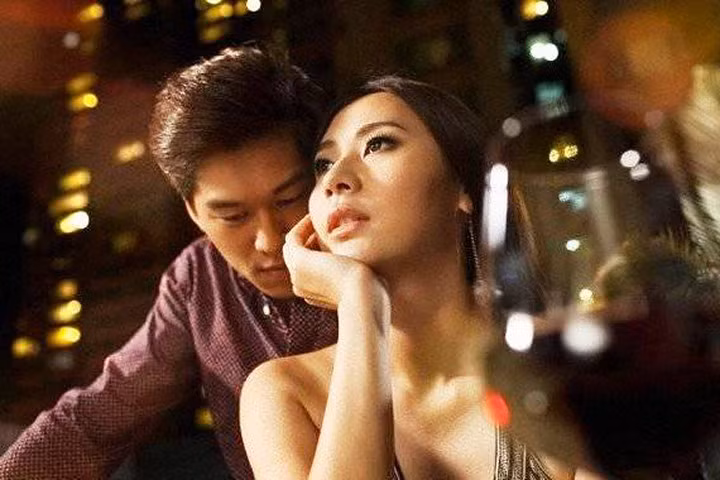 Chồng đẹp trai sững sờ khi thấy những tấm hình trên tay vợ rớt xuống