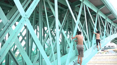 Su that ve nhung dua tre song duoi gam cau - Anh 2