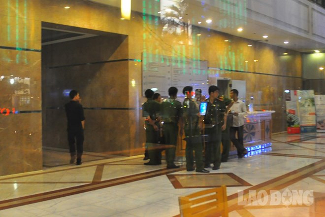 Tổ cán bộ cơ quan điều tra Bộ Công an làm các thủ tục để tiến hành khám xét nơi làm việc của ông Hà Văn Thắm. Ảnh: Lao Động/ Thành An