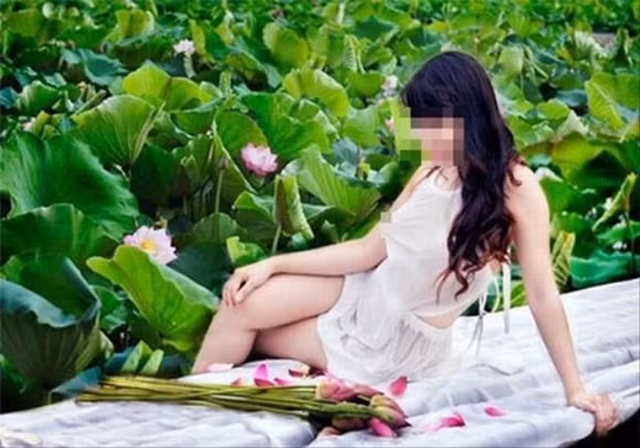 Những màn khoe thân lộ liễu của các thiếu nữ khiến người xem bức xúc, lên tiếng chỉ trích.