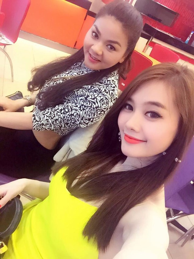 Chị ruột nóng bỏng “vượt mặt” chân dài Linh Chi ảnh 1 Cách đây không lâu, Linh Chi bất ngờ khoe chị gái ruột của mình trên trang cá nhân.